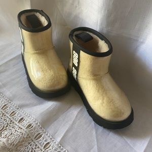 Weather rated -20ºC
Toddlers / Big Kids'
UGG CLASSIC CLEAR MINI II